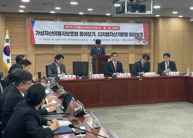 윤창현 국민의힘 의원이 25일 ‘제7차 민당정 간담회 가상자산이용자보호법 톺아보기, 디지털자산기본법 미리보기’에서 개회사를 하고 있다. 사진=김태형 기자