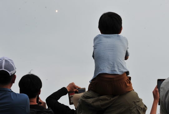  25일 오후 전남 고흥군 우주발사전망대에서 한 아이가 누리호 발사 장면을 보고 있다.  사진=뉴시스