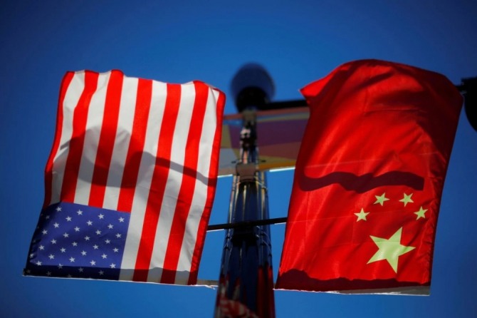 미국과 중국이 기술 분야에서 전쟁을 벌이고 있다. 