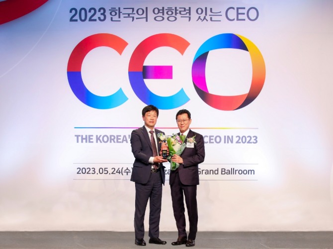 김기태 보람상조라이프 대표이사가 ‘한국의 영향력 있는 CEO' 시상식에서 대리수상을 한 뒤 기념사진을 찍고 있다. 사진=보람그룹