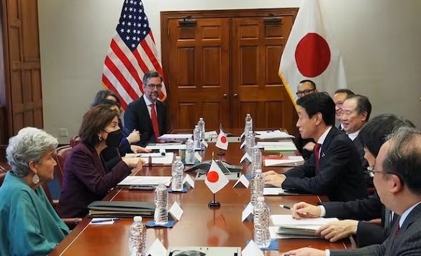 지나 러몬도(왼쪽) 미국 상무장관과 니시무라 야스토시 일본 경제산업상이 지난 1월 일본 도쿄에서 장관회담을 갖고 있다. 사진=로이터