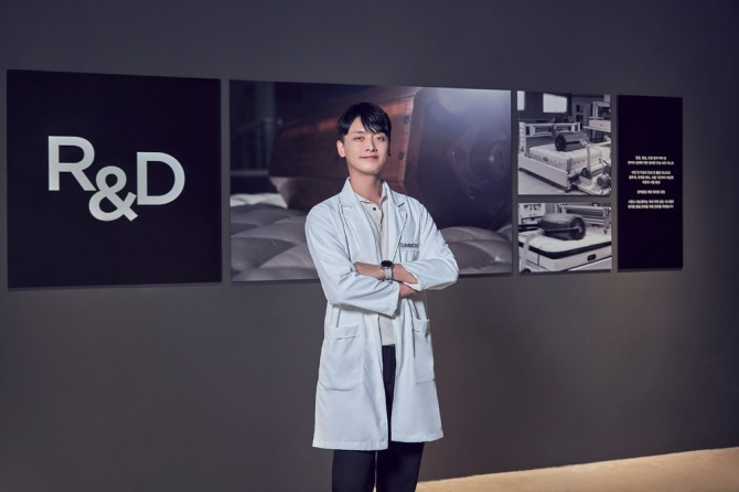 시몬스 수면연구 R&D 센터를 이끄는 임철민 연구원은 신소재 개발 및 품질테스트라는 중책을 맡은 시몬스 침대의 핵심 인재다. 사진=글로벌이코노믹.