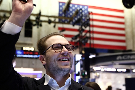  미국 뉴욕의 뉴욕증권거래소(NYSE)에서 트레이더들이 일하는 모습. 사진=로이터