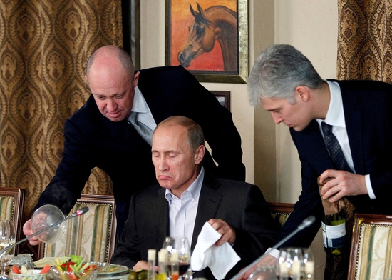 예브게니 프리고진이 2011년 모스크바 외곽의 승마 단지에 있는 자신의 레스토랑에서 블라디미르 푸틴(당시 총리)에게 서빙하고 있다. 