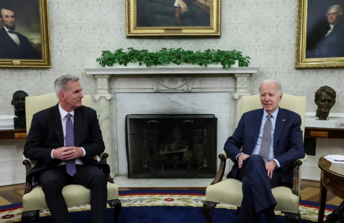 조 바이든 미국 대통령(오른쪽)과 케빈 매카시 하원의장. 사진=로이터