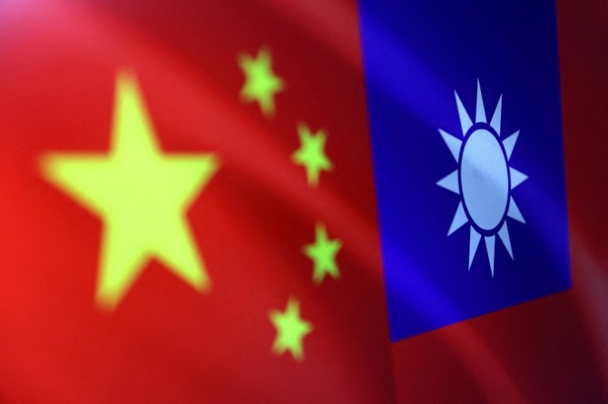 중국 국기(오성홍기)와 대만 국기(청천백일만지홍기). 사진=로이터