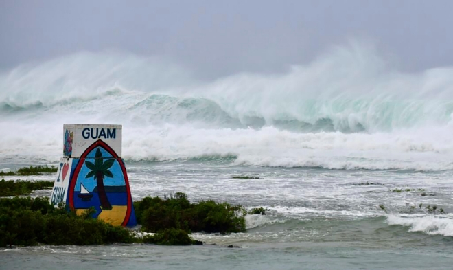 괌 탈로포의 이판 해변에 제2호 태풍 마와르의 여파로 대형 파도가 들이치고 있다. 사진=뉴시스
