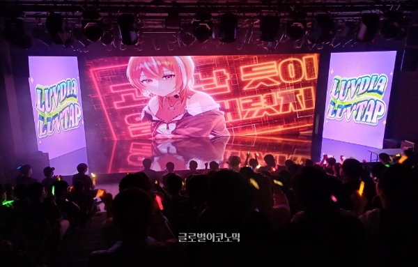 러브다이아가 쇼케이스에서 공개한 신곡 'LUV TAP'의 뮤직 비디오 중 멤버 '이아니'의 파트. 사진=이원용 기자