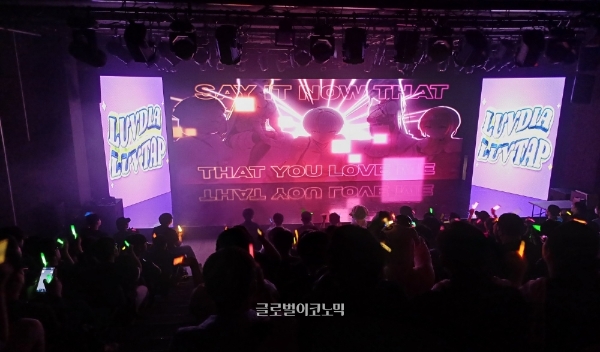 러브다이아가 쇼케이스에서 공개한 신곡 'LUV TAP'의 뮤직 비디오 중 . 사진=이원용 기자