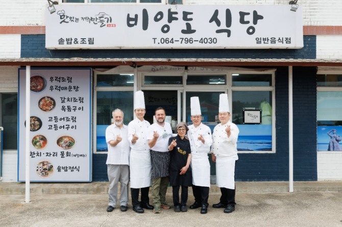 지난 27일 제주시 한림읍 소재의 맛있는 제주만들기 24호점 비양도식당에 엠마누엘 르노 셰프가 방문해 기념 단체사진을 촬영하고 있다. 왼쪽 두번째부터 제주신라호텔 박영준 셰프, 엠마누엘 르노 셰프, 24호점 진혜순 식당주, 제주신라호텔 정종범 총주방장, 임태형 주임. 사진=호텔신라. 