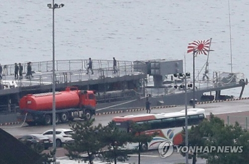 9일 일본 해상자위대 호위함 하마기리 함이 다국적 훈련에 참가하기 위해 욱일기의 일종인 자위함기를 게양한 채로 부산 해군작전기지에 입항했다. 한국 정부가 주최하는 다국적 훈련(이스턴 엔데버 23)은 한국, 미국, 일본, 호주 등이 참여한 가운데 31일 제주 동남방 공해상에서 열린다. 사진=연합뉴스