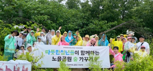 우아한청년들 임직원은 지난 27일 서울시 상암동 노을공원에서 숲 가꾸기 봉사활동을 진행했다. 사진=우아한청년들