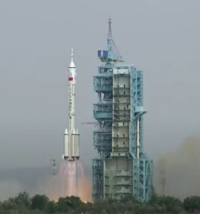 중국이 성공적으로 발사한 선저우 16호. 사진=유튜브 중계