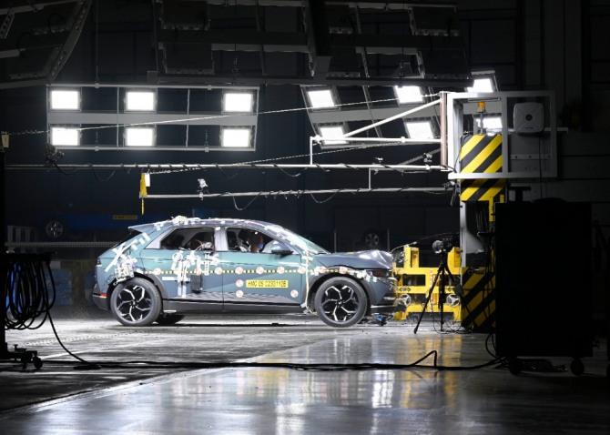 지난 2월 미디어를 대상으로 공개한 아이오닉5 충돌테스트 현장 사진=현대자동차