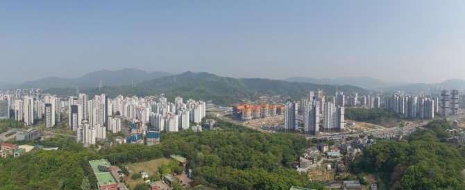 과천시 원도심(좌) 및 지정타 개발 사업(우) 진행 모습