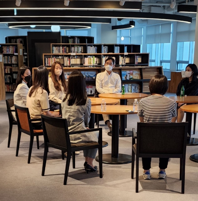 이재용 삼성전자 회장(당시 부회장)은 지난해 8월 서울 송파구 신천동 삼성SDS 잠실캠퍼스를 방문해 워킹맘 직원들과 대화를 나눴다. 사진=삼성SDS