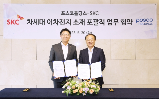 포스코그룹과 SKC는 30일 서울 종로구 SKC 본사에서 ‘차세대 이차전지 소재 사업의 포괄적 협력을 위한 업무협약’을 체결했다. 왼쪽부터 박원철 SKC 사장, 유병옥 포스코홀딩스 친환경미래소재총괄 부사장이 협약 체결 후 기념사진을 찍고 있다. 사진=포스코그룹