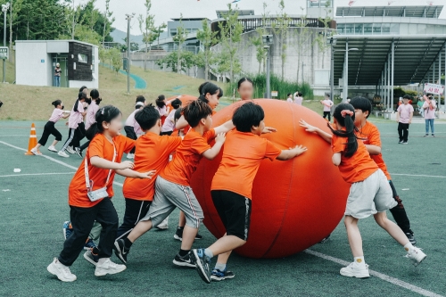 자생 꿈나무 올림픽에 참가한 광주광역시 지역아동센터 어린이들이 공굴리기를 하고 있다. 사진=자생한방병원