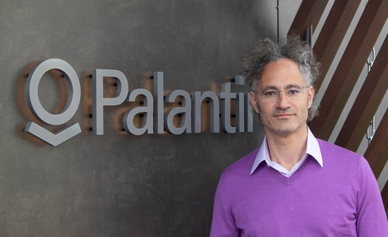 알렉스 카프 팔란티어 최고경영자(CEO)가 회사 로고 앞에서 포즈를 취하고 있다. 사진=로이터 
