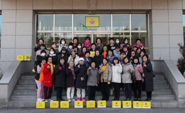 오뚜기 공장견학에 참여한 소비자들이 기념촬영을 하고 있다. 사진=오뚜기.