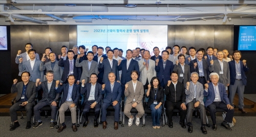 코웨이가 지난 30일 서울 구로구 G타워 본사에서 ‘2023년 협력사 운영 정책 설명회’를 개최했다. 이날 행사에 참석한 김기배 코웨이 구매실장(오른쪽 다섯 번째)과 코웨이 협력사 관계자들이 기념사진을 촬영하고 있다. 사진=코웨이. 