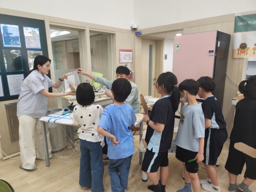 테크빌교육이 지난 23일에 서울숲아이꿈누리터에서 초등학생 대상 ‘SW 메이커 체험교실’을 운영했다. 사진=테크빌교육.