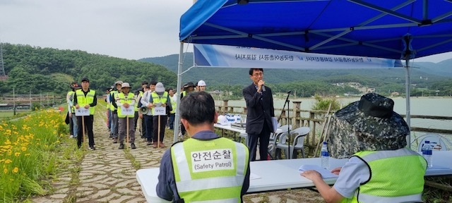 이수근 지사장은 “최근 예기치 못한 기상이변으로 인하여 재해사고가 빈번하게 일어나고 있다며 안전의식에 대해 강조 하고 있다. (사진=한국농어촌공사 강화, 옹진지사) 