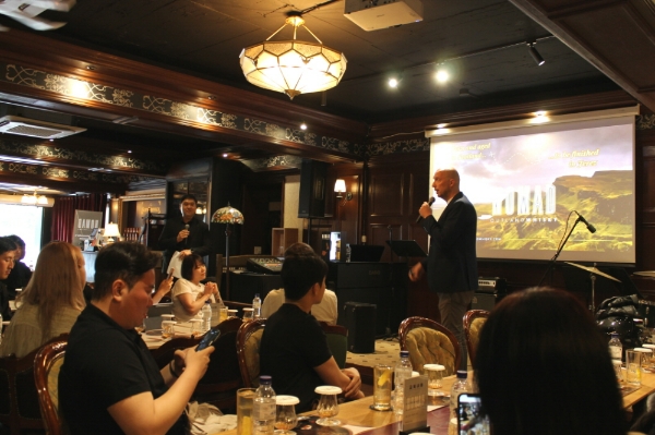 지난 29일 서울에서 열린 ‘노마드 아웃랜드 위스키’ 마스터 클래스에서 보리스 이반 곤잘레스 비야스 글로벌 브랜드 앰버서더가 위스키 교육을 진행하고 있다. 사진=골든블루.