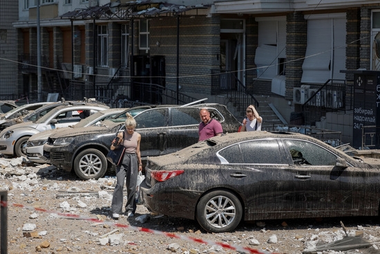 지난달 30일(현지 시간) 우크라이나 키이우에서 러시아의 드론 공격으로 심하게 손상된 아파트 건물에서 주민들이 개인 소지품을 꺼내 나오고 있다. 사진=로이터