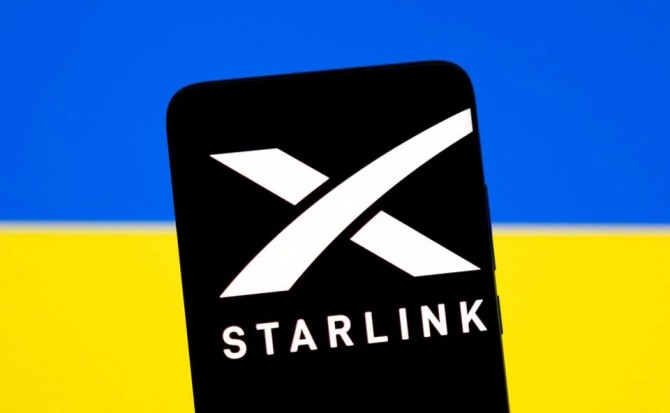우크라이나 국기를 배경으로 한 스페이스X 스타링크 로고. 사진=로이터