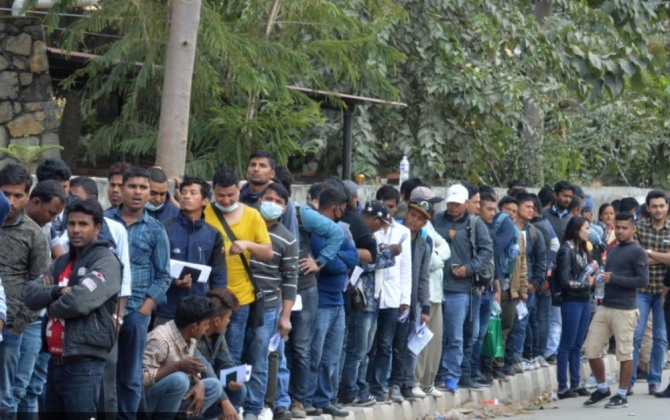 교육을 기다리고 있는 네팔 근로자들. 사진=카투만두포스트