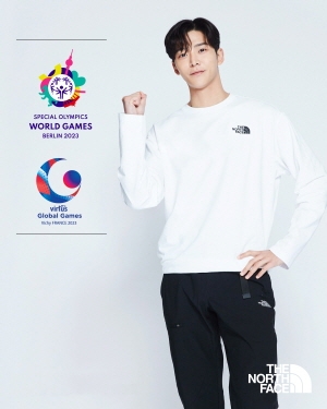 발달장애인 국가대표 선수단을 응원하는 노스페이스 홍보대사 로운. 사진=영원아웃도어.