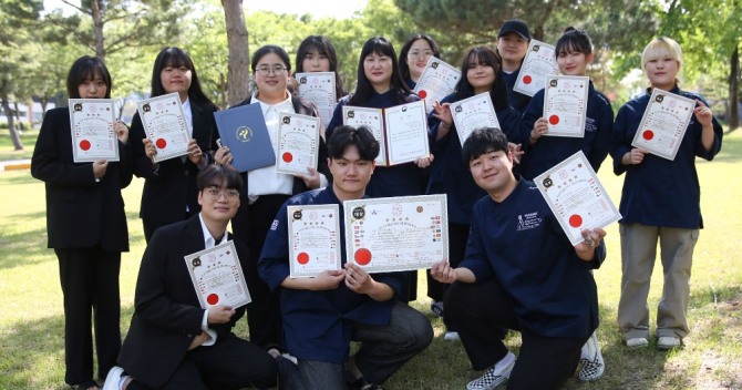 (사)세계음식문화연구원, (사)한국푸드코디네이터협회 주최 '서울국제푸드그랑프리' 경연대회에서 대상과 금상을 받는 등 우수한 실력을 대내외에 과시했다. / 대구가톨릭대 