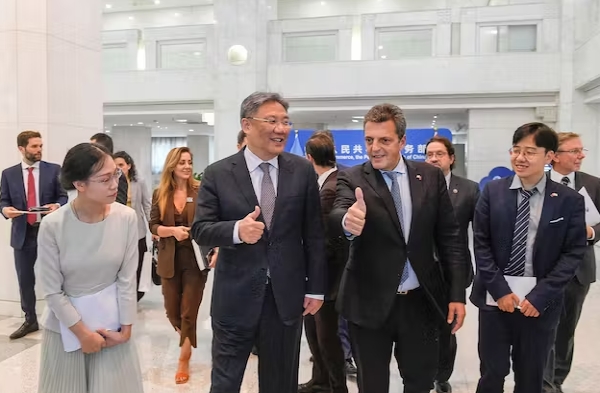 2일(현지시간) 베이징을 방문해 중국 관계자의 안내를 받고 있는 토마스 마사 아르헨티나 재무장관(앞줄 왼쪽에서 세번째). 사진=로이터