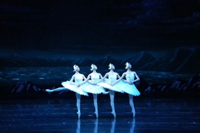 2021백조의호수(인천)1막2장_네마리백조 -ⓒ Universal Ballet_ Photo by Kyoungjin Kim