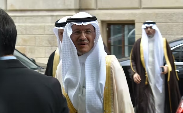 OPEC플러스 각료회의에 참석하기 위해 오스트리아 빈 OPEC건물에 도착한 압둘아지즈 빈살만 사우다 에너지장관. 사진=로이터