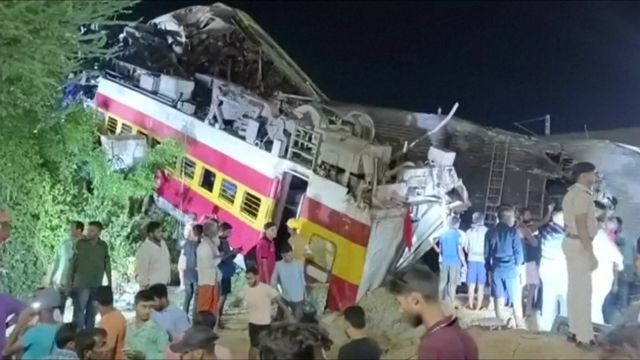 인도에서 열차 사고가 발생한 275명이 사망했다. 