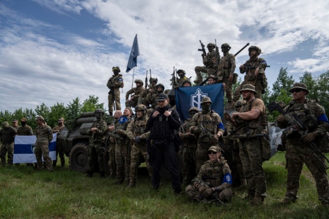 러시아의용군단(Russian Volunteer Corps) 병사들이 우크라이나 동북부 수미주 러시아와의 국경 부근에서 기자회견 준비를 하고 있다. 사진=뉴시스
