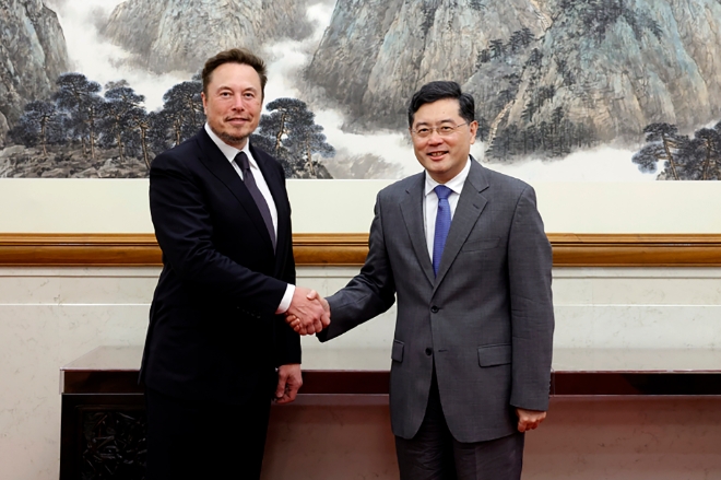 일론 머스크 테슬라 CEO가 지난달 30일(현지 시간) 중국 베이징에서 친강(秦剛) 중국 외교부장(오른쪽)을 만나 악수하고 있다. 사진=AP/뉴시스