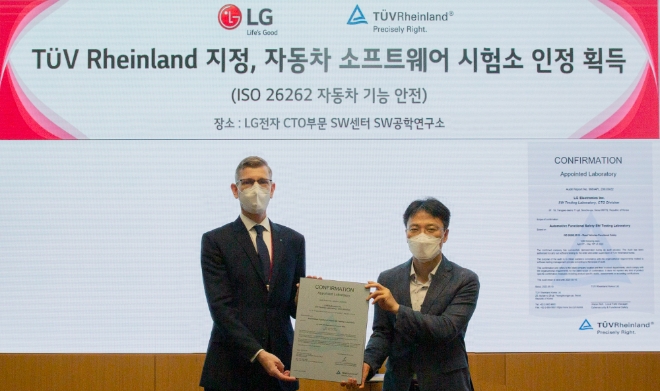 LG전자는 차량용 반도체 내재화 전략의 일환으로 지난해 5월 독일 시험·인증 전문기관 'TUV 라인란드'(TUV Rheinland)로부터 차량용 반도체 개발 프로세스에 대한 'ISO 26262' 인증을 받았다. 사진=LG전자