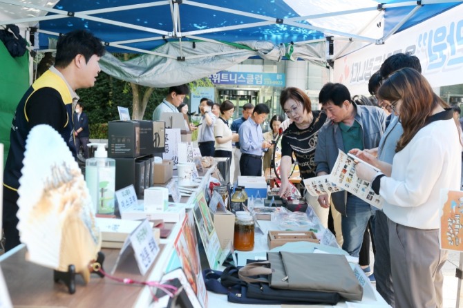 광주 동구(청장 임택)는 ‘고향사랑기부제’의 적극적인 기부 참여를 독려하고자 본격적인 홍보 활동에 돌입하고, 답례품과 혜택을 적극 알리는 데 앞장섰다고 밝혔다. /광주동구청=제공