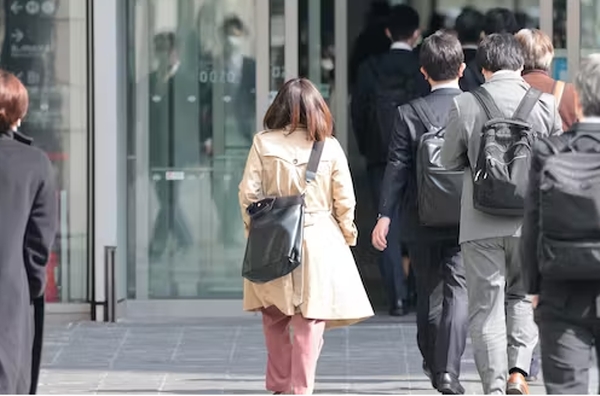 일본 도쿄시내에서 출근하는 여성직장인. 사진=닛케이 캡처