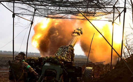 우크라이나 포병이 바흐무트 근처에서 작전을 펼치고 있다. 사진=로이터