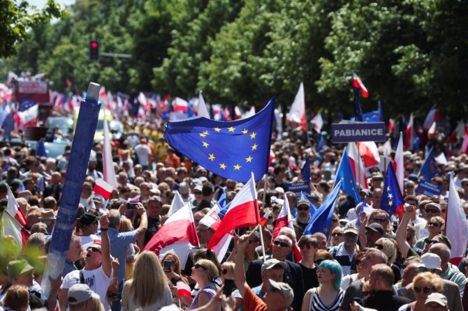 폴란드 시민 수십 만명이 민주주의를 지지하며 반정부 시위를 펼치고 있다. 사진=로이터