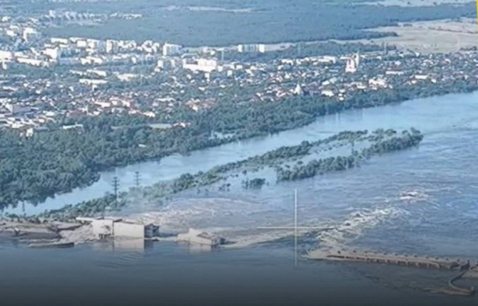  6일(현지시간) 우크라이나 국영 원전기업 에네르고아톰이 공개한 카호우카 댐 방류 모습.  사진=노바 카호우카 로이터.연합뉴스