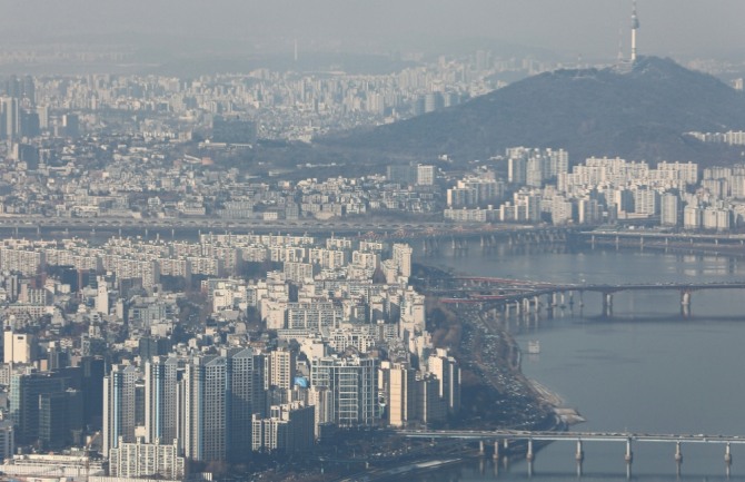 송파구 롯데월드타워 서울스카이 전망대에서 바라본 강남구 아파트 단지 모습. 사진=뉴시스