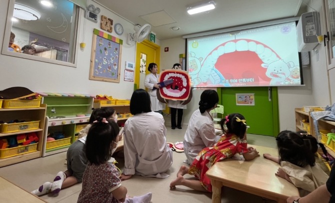 광주여자대학교(총장 이선재) 치위생학과는 지난 2일 전공연계 사회봉사를 위해 광주여대길 구립다온어린이집에서 구강보건교육을 실시했다고 7일 밝혔다. /광주여대=제공