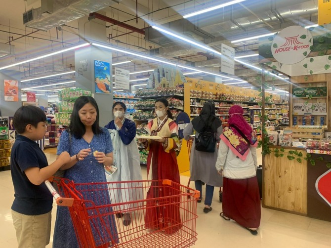 인도 간다리아시티점에서 청송 사과를 시식하고 있는 고객들 모습이다. 사진=롯데마트