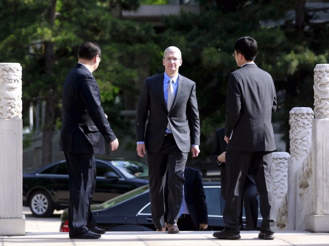 애플 팀 쿡 최고경영자(CEO)가 중국을 방문, 정부 고위관계자들을 만났다. 그러나 중국에서 어떤 활동을 했는지에 대해서는 거의 알려지지 않고 있다. 사진=로이터