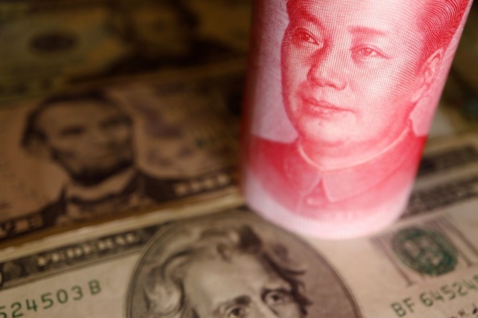 미 달러화 위에 놓인 중국 위안화. 사진=로이터